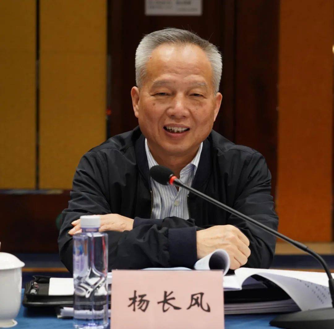 袁建良带来了推动应急管理部门实行准军事化管理和落实相关待遇保障的