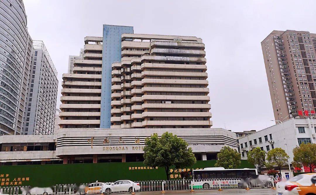 位于武汉市武昌区商业繁华地段,中南大酒店建于上世纪90年代初期