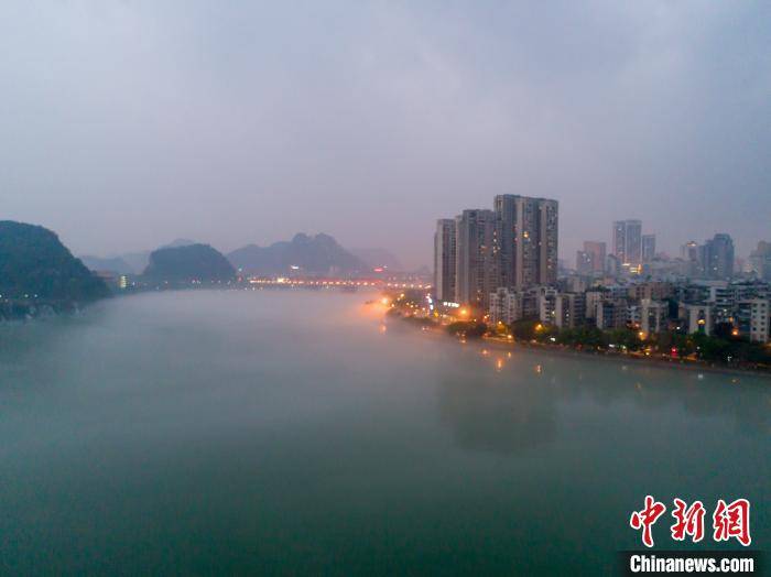广西柳州出现平流雾景观 江面雾气缭绕如仙境