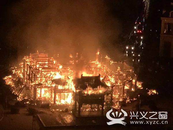 方舟戏台火灾现场3月14日晚9时30分,云岩区中天未来方舟戏台发生火灾