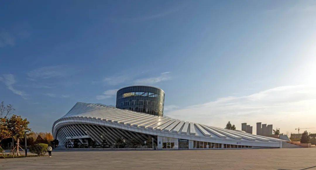 图书馆整体立意取自"平阳书简"——一部随着空间结构打开,形态卷舒的