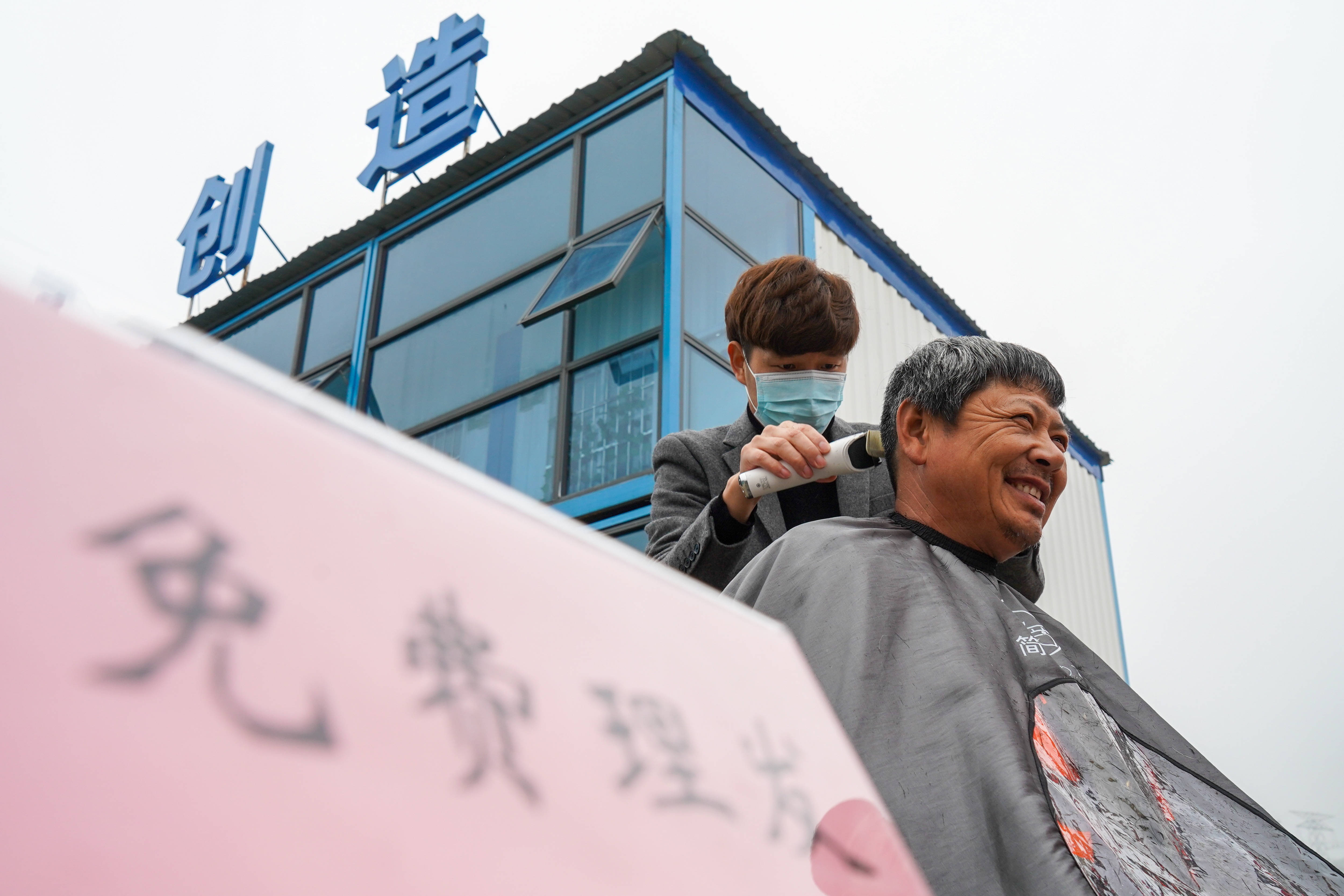 南京:关爱农民工 服务进工地