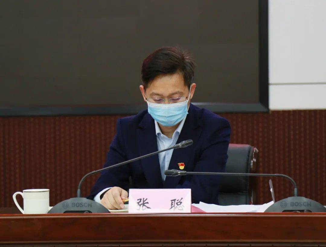 市行政审批服务局党组成员曹涛宣读了《关于表扬2020年度政务服务工作