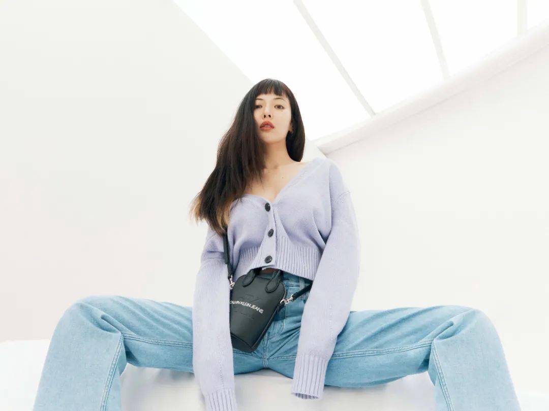 最近我刷到一组她给calvin klein 2021春季系列拍的大片,穿了一套清爽