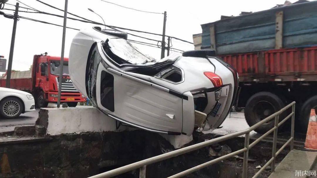 今早,萧山这起车祸引热议,一辆suv被撞翻,悬在河边!怎么能开成这样?