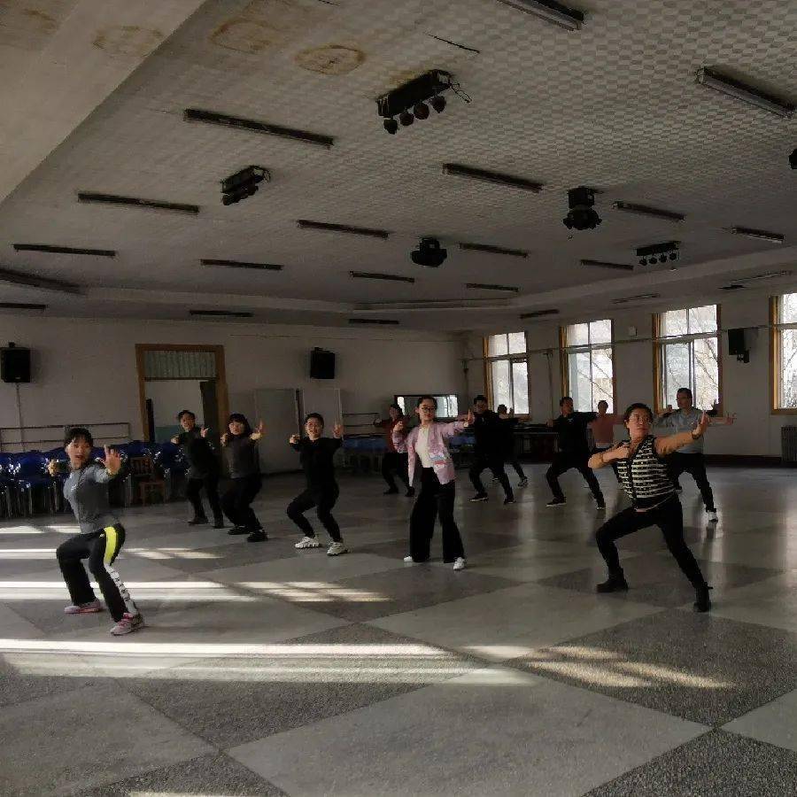 学校动态兰州市第五十六中学教师体育课侧记