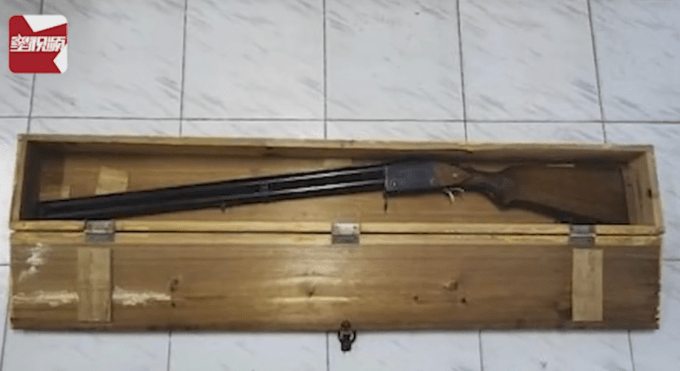 福建男子打扫已故父亲房间,发现一贵重上锁木盒,打开后吓得报警!_猎枪