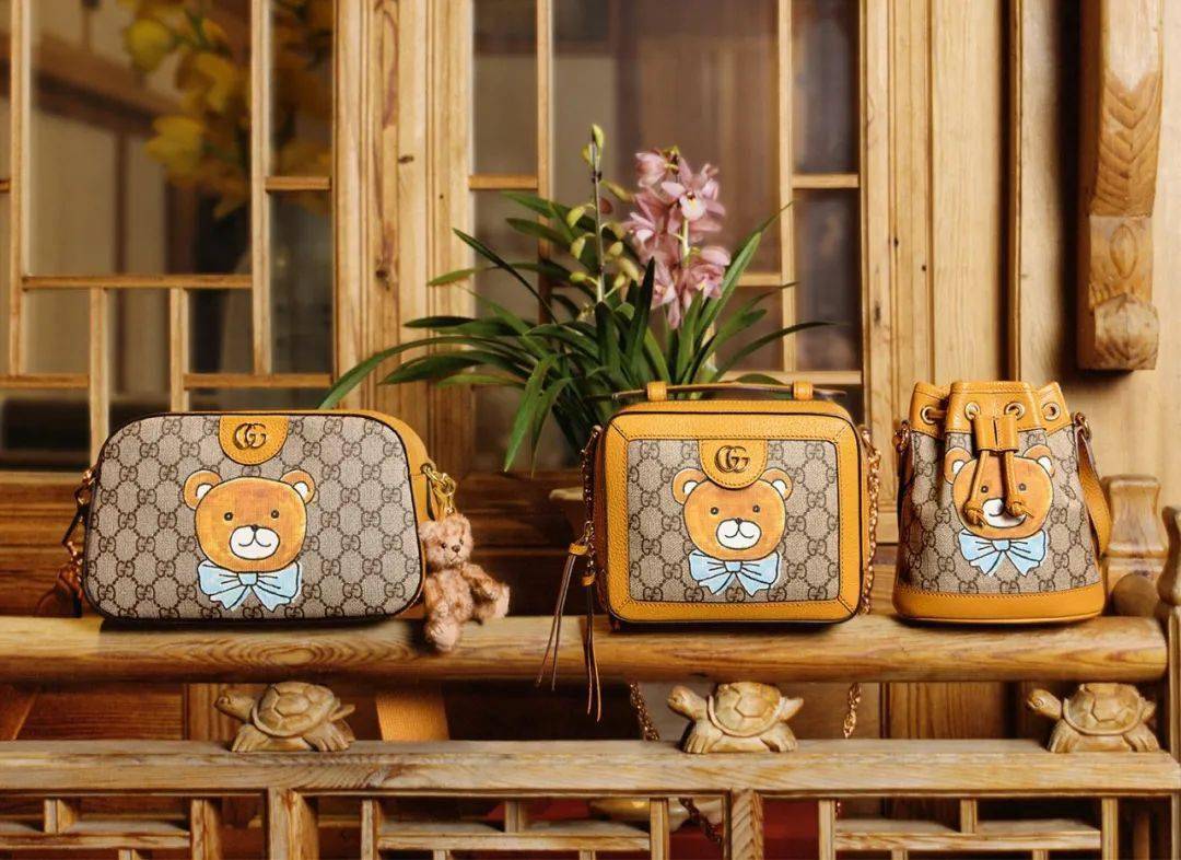 gucci快来和小熊军团手挽手一起玩耍