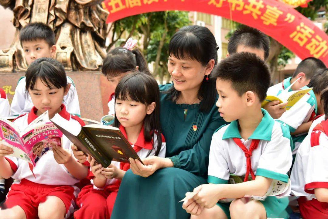 "三月,新会圭峰小学的校园鸟语花香,该校副校长胡务娟看着学生的作文