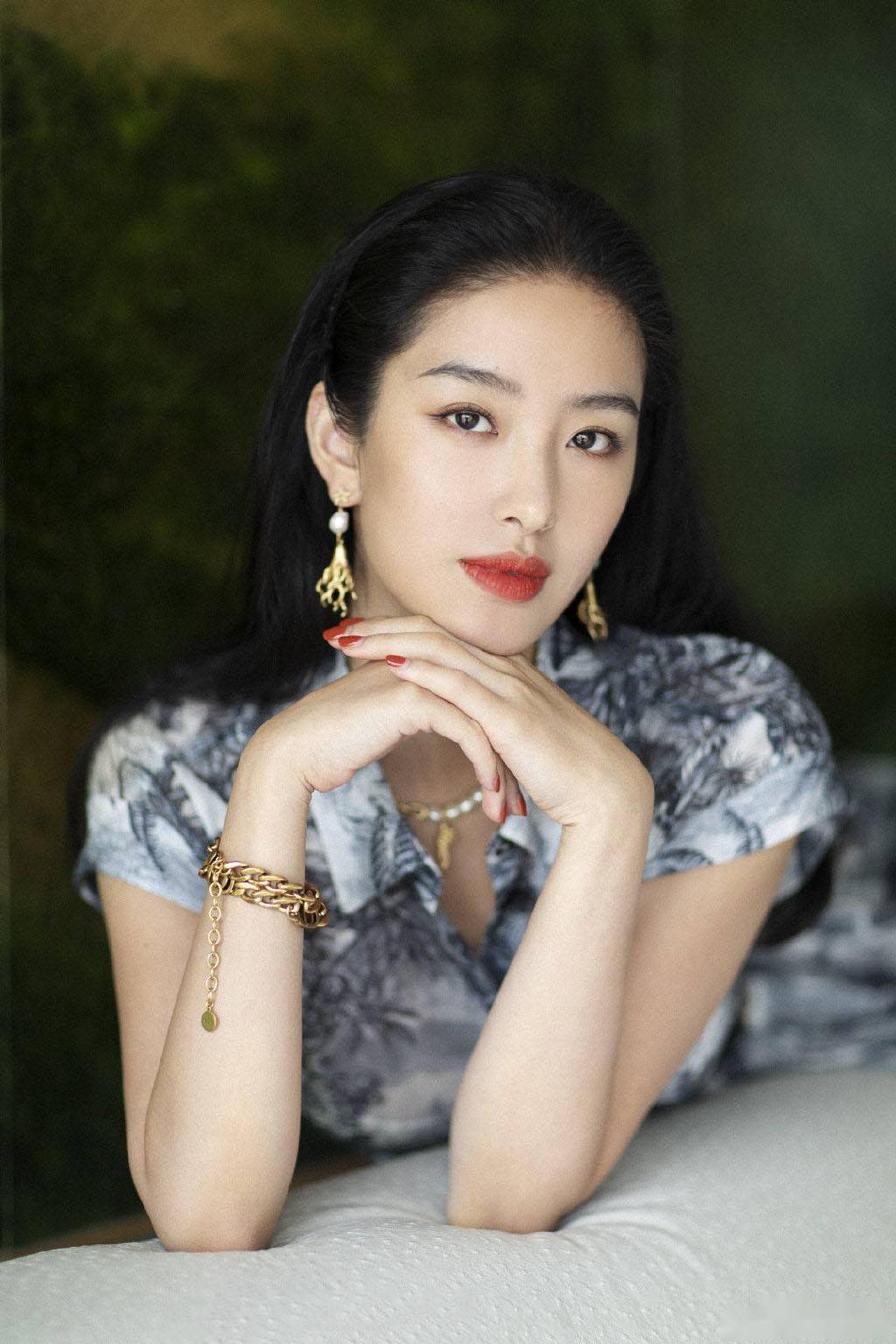 美女明星:杨采钰_举报