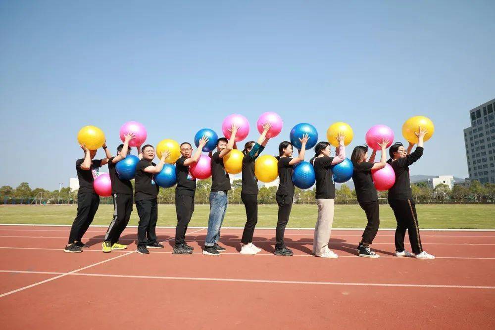 团干上下一心夹球跑都不能阻挡他们抵达终点的步伐再多的障碍物紧紧地