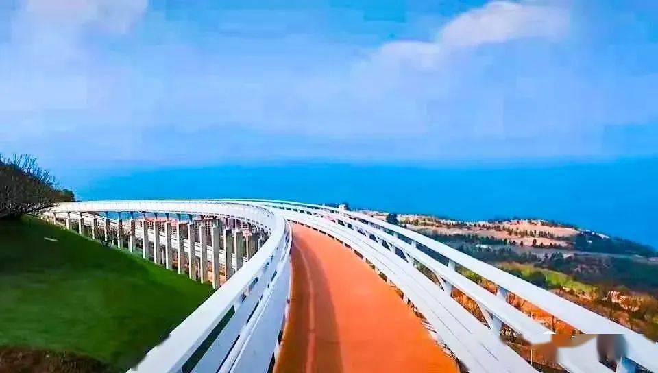 抚仙湖畔又有新玩处太阳山栈道观湖听风