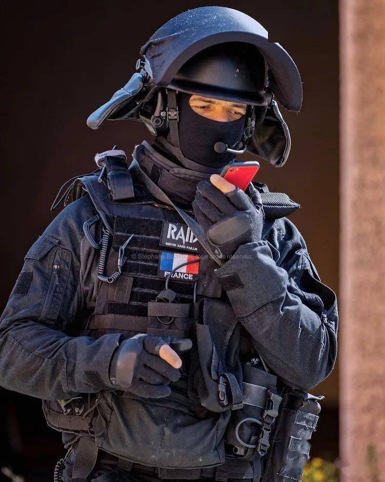 法国raid图集黑衣黑甲黑盔黑盾绝对够酷