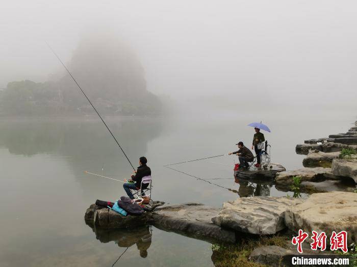 桂林雨雾萦绕似水墨画 迎来漓江烟雨最佳观赏期