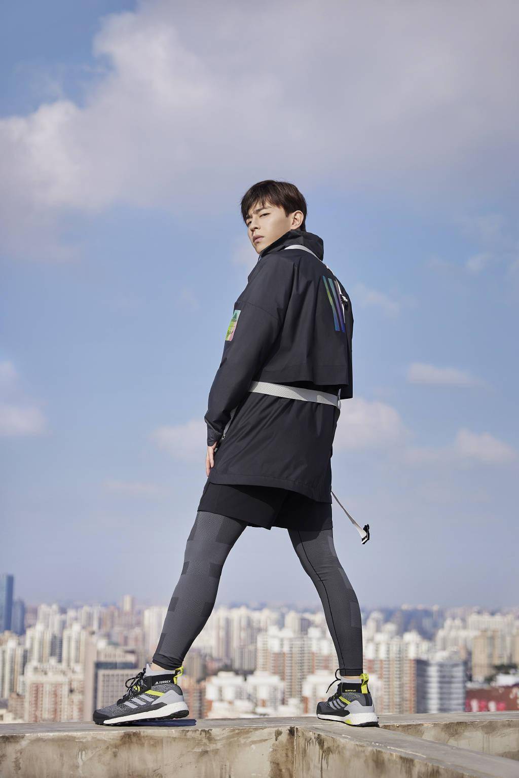 邓伦阿迪达斯天台大片公开酷帅型男尽显王者风范