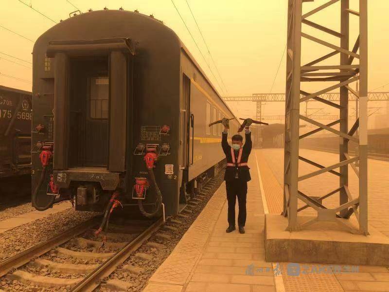 兰州西机务段积极应对风沙天气保安全