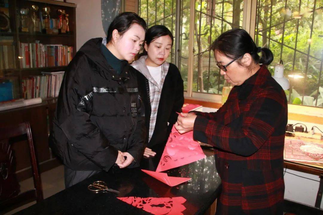 徒弟徐雪玲,趙藝佼成為區級非遺項目代表性傳承人(剪紙)