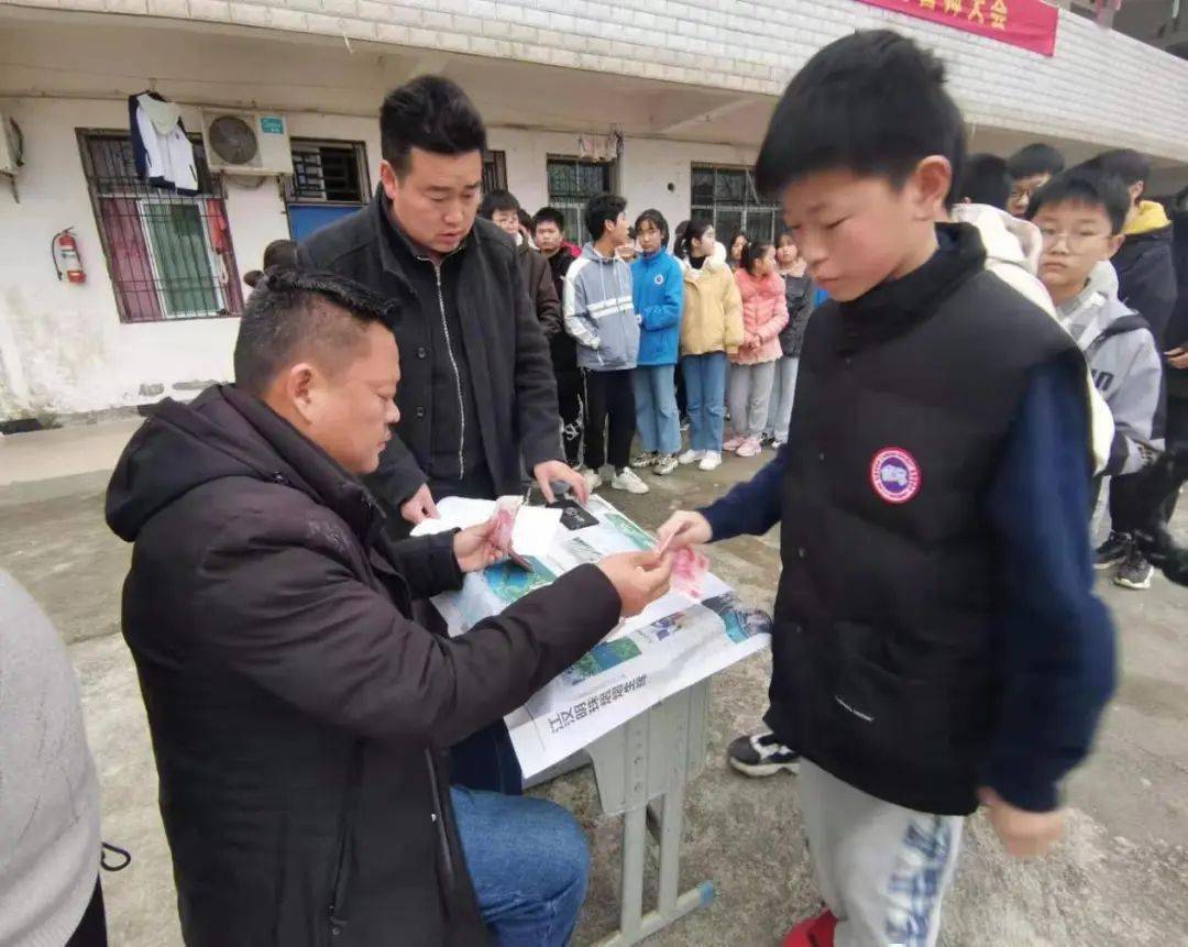 中铝集团为阳新县富水中学210名学子发放60000元助学金