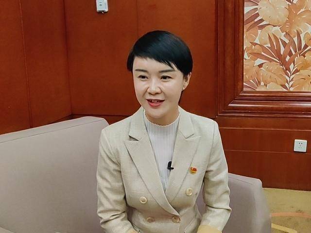 "马背上的副县长"非名校毕业?学历偏见不可取
