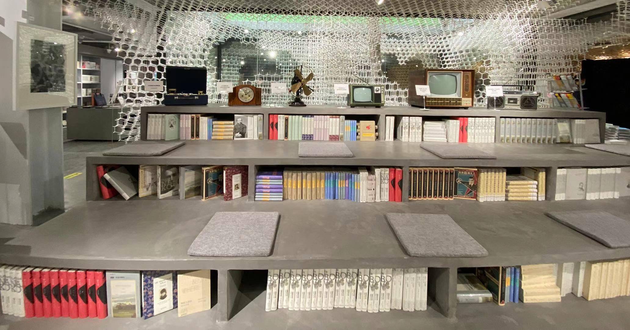 工业风 vs"虚山水",上海集装箱园区架起一道"艺术之桥"_空间