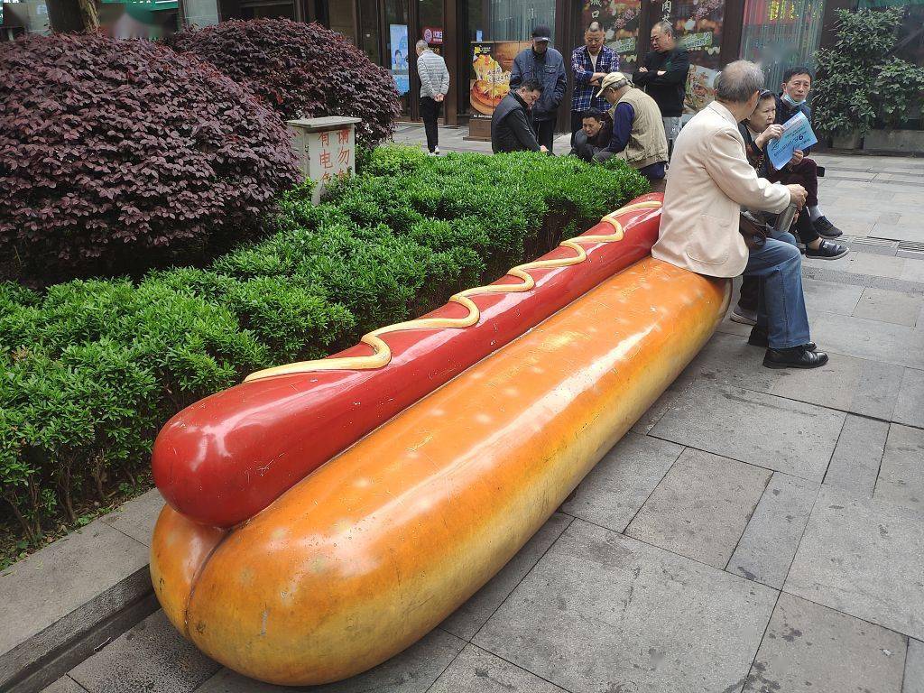 重庆:巨型热狗和寿司休闲椅亮相街头 网友:看完就饿了