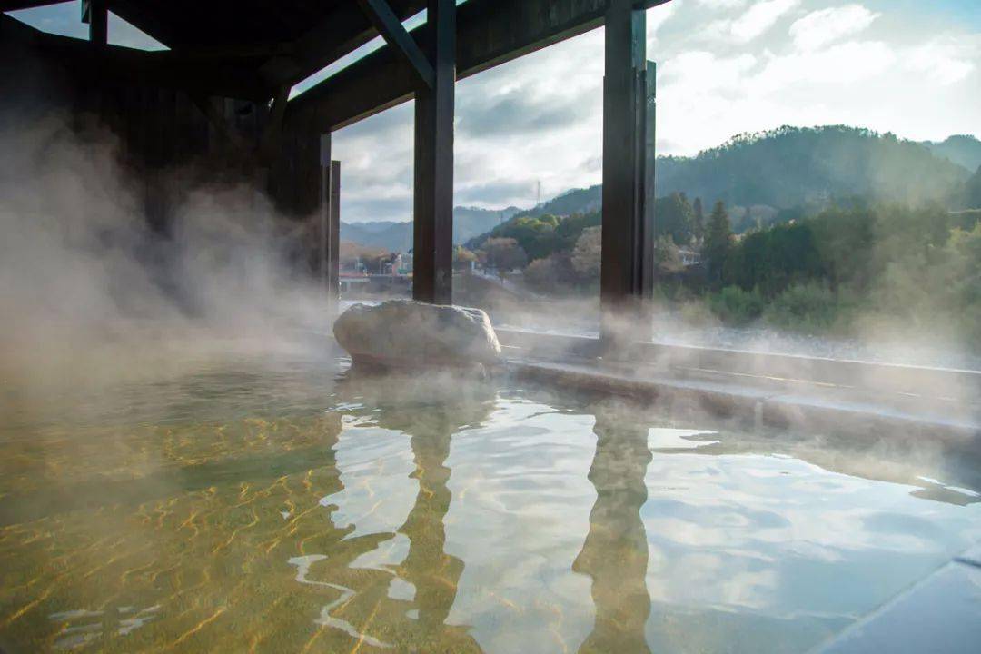 为什么日本人喜欢泡温泉？