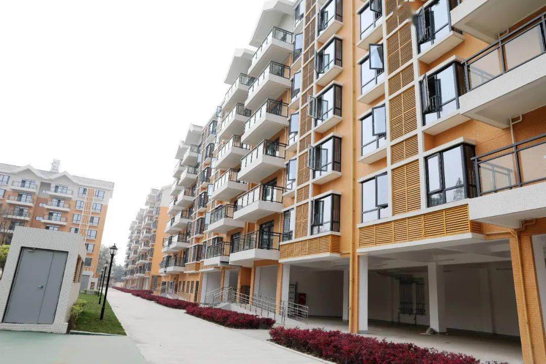 安置房建设项目新津五津街道桥津上街安置房建设项目采用的是橙色外墙