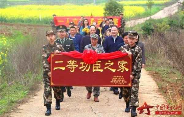 新老英模送喜报 激励新兵立新功_功臣