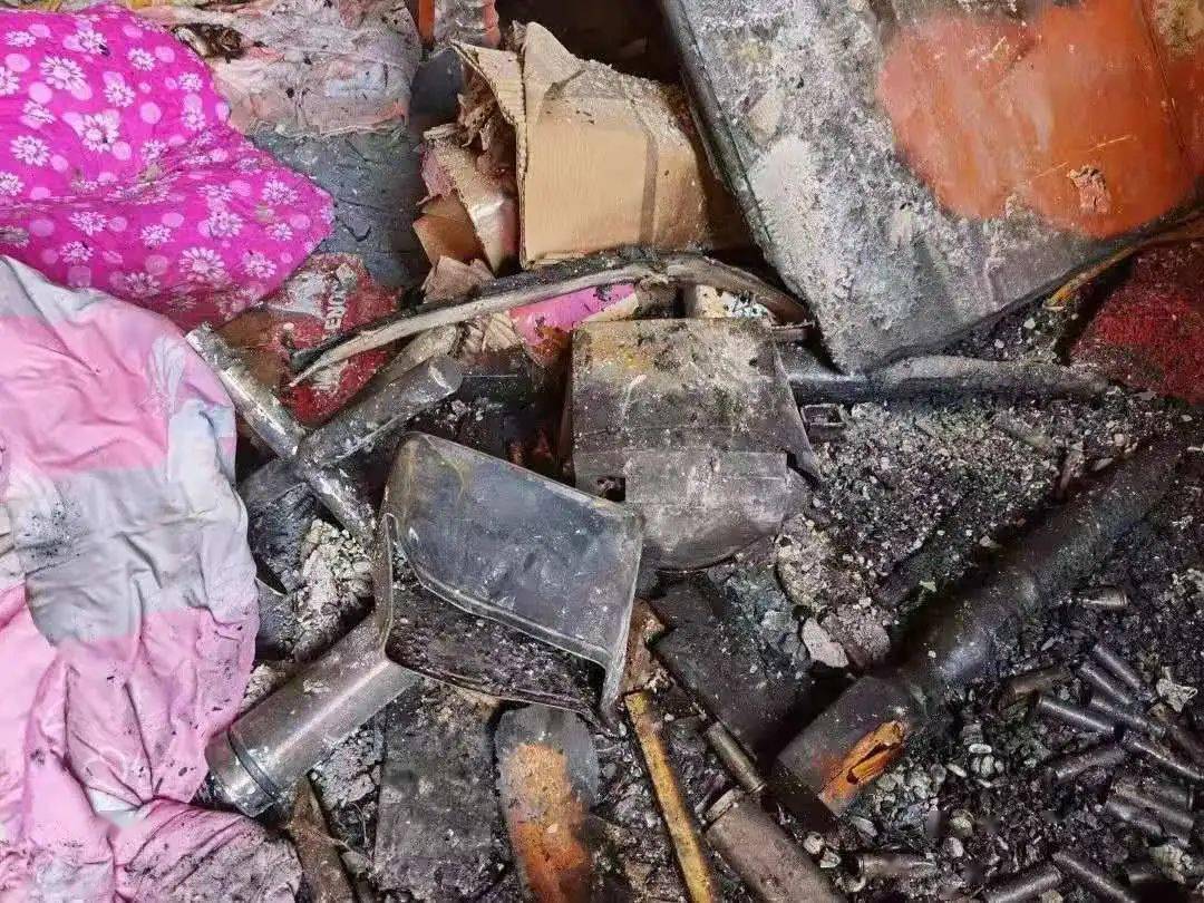 家中起火2人受伤现场发现多个锂电池残骸
