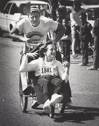 就是因为这句话,父亲决定带儿子踏上他们"霍伊特之队"(team hoyt)的