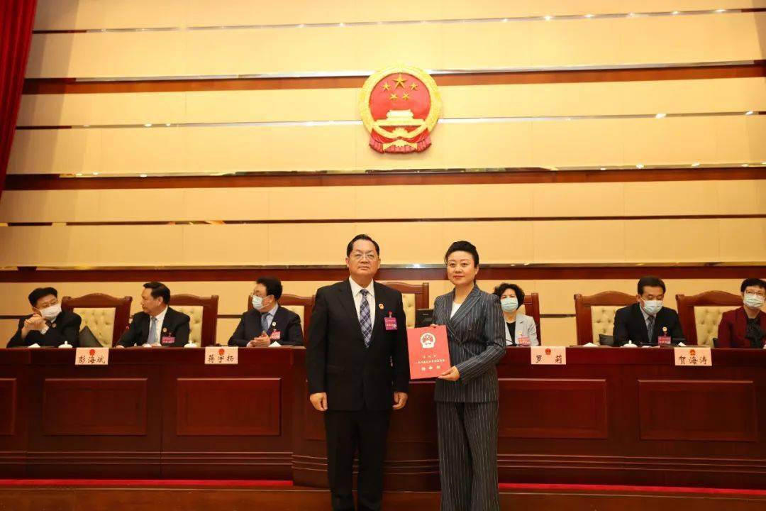 会议接受李廷忠,唐桂阳,熊瑛,方琳辞去深圳市人大常委会委员职务.