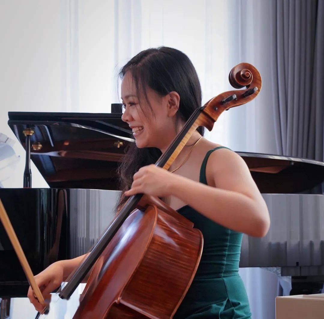 自由奔跑的新世代零零后大提琴青年音乐家娜米萨孙