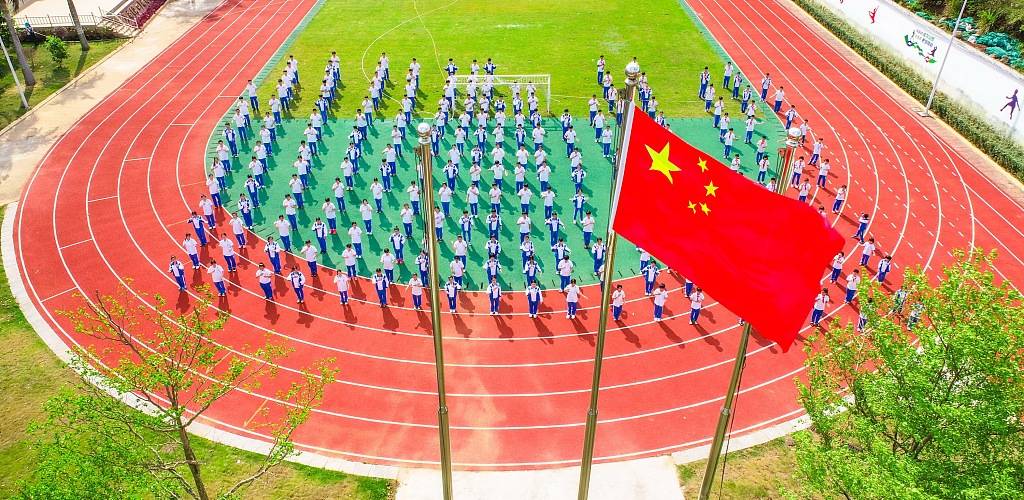 在无声的世界里学生们用手语唱国歌