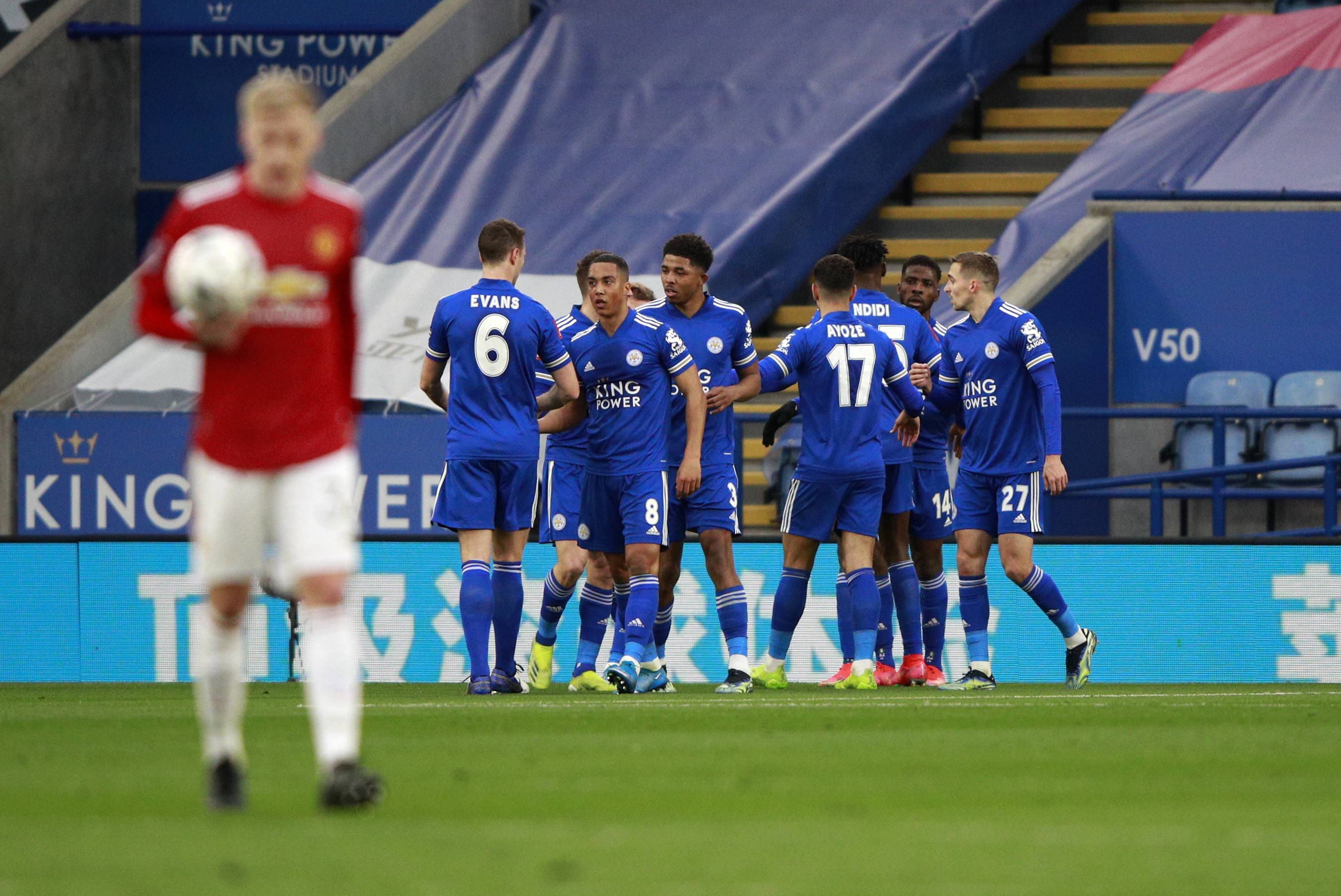 足球——英足总杯:莱斯特城晋级四强