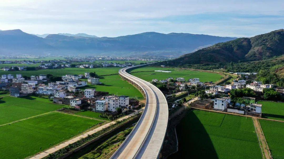 中建集团云南华丽高速公路,穿越绿油油的田地.