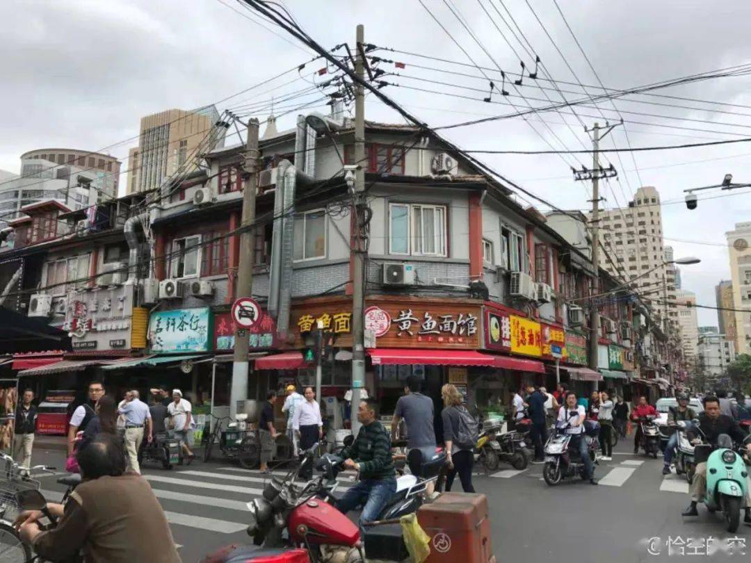 人群圖片來自@恰空的空 微博現已人去樓空人民路和雲南南路的交叉口老