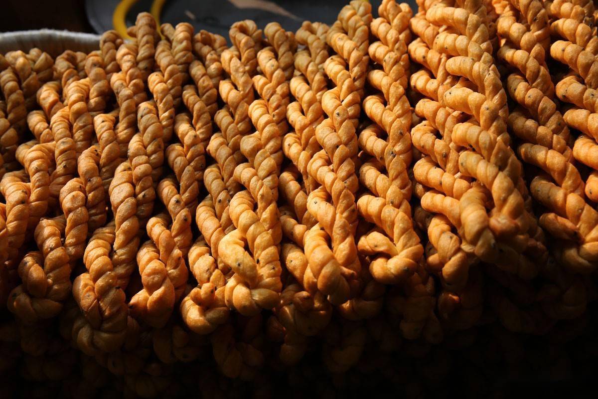 乾县大叔大妈西安城做麻花现炸现卖10元4根一天卖四五千根