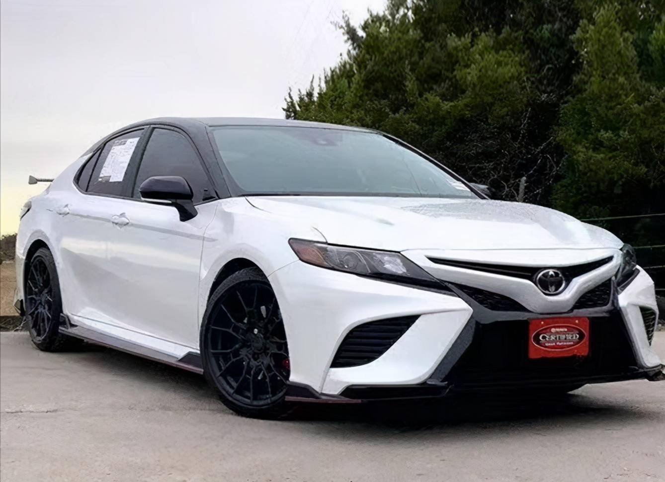 最近全新的运动版,丰田凯美瑞也已经在海外市场亮相