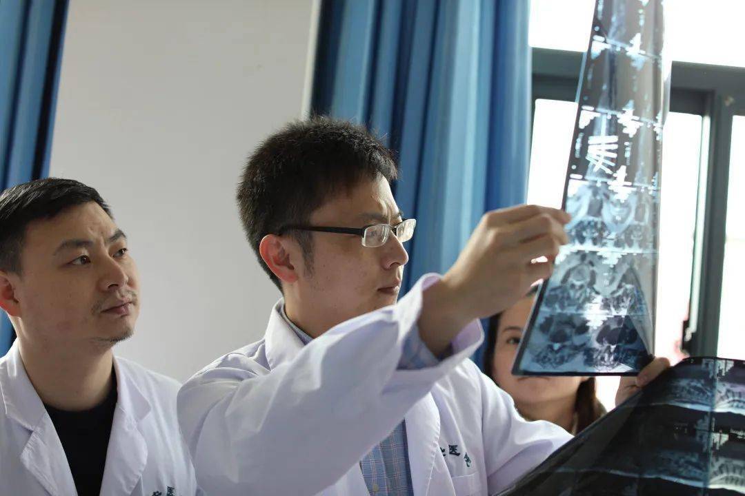 广安骨科中心主任罗军说,"医院的脊柱外科单独开设后,就邀请到白玉树