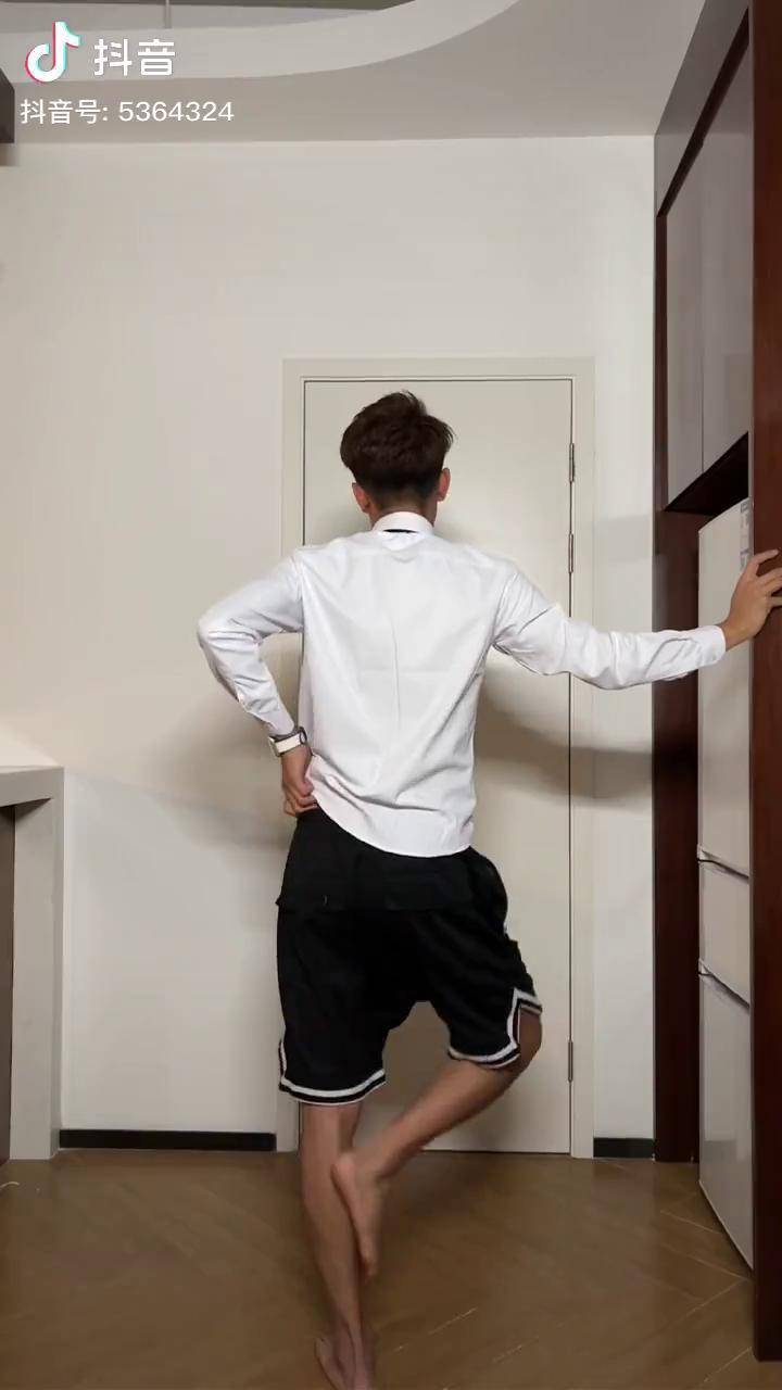 听说只有渣女喜欢红玫瑰黄嘉玮