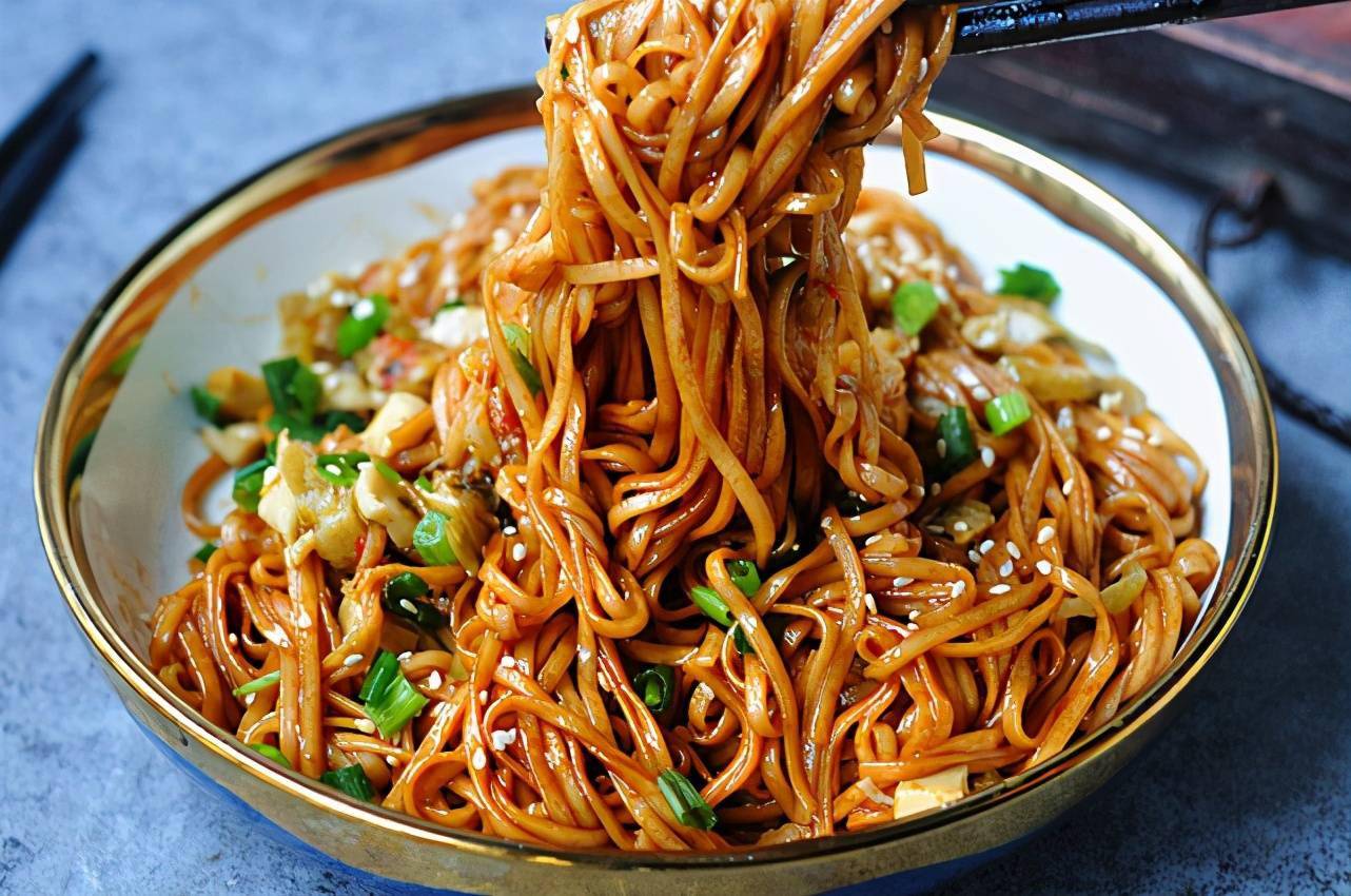 想吃正宗的葱油拌面只能去上海真未必快手配方地道风味