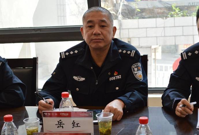 云岩分局组织召开开门评警征求意见座谈会