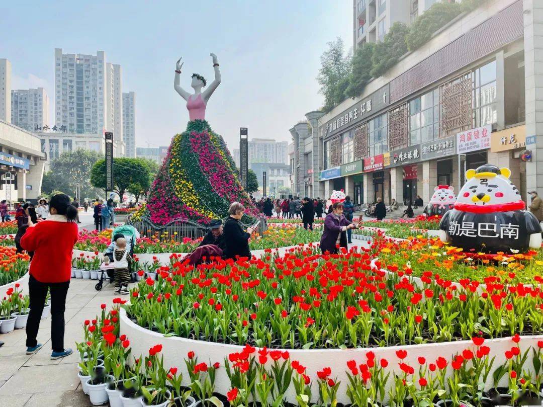 打卡郁金香花展!巴巴虎展区人气爆棚,特色农产品吃不停