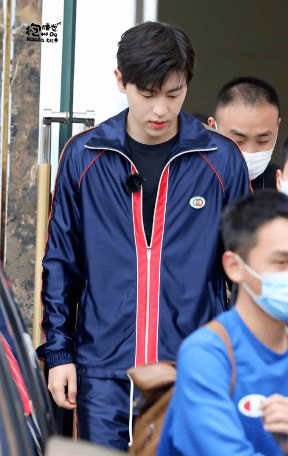 邓伦今日《极限挑战》路透来袭 最简单的运动服也能穿出最帅气的效果