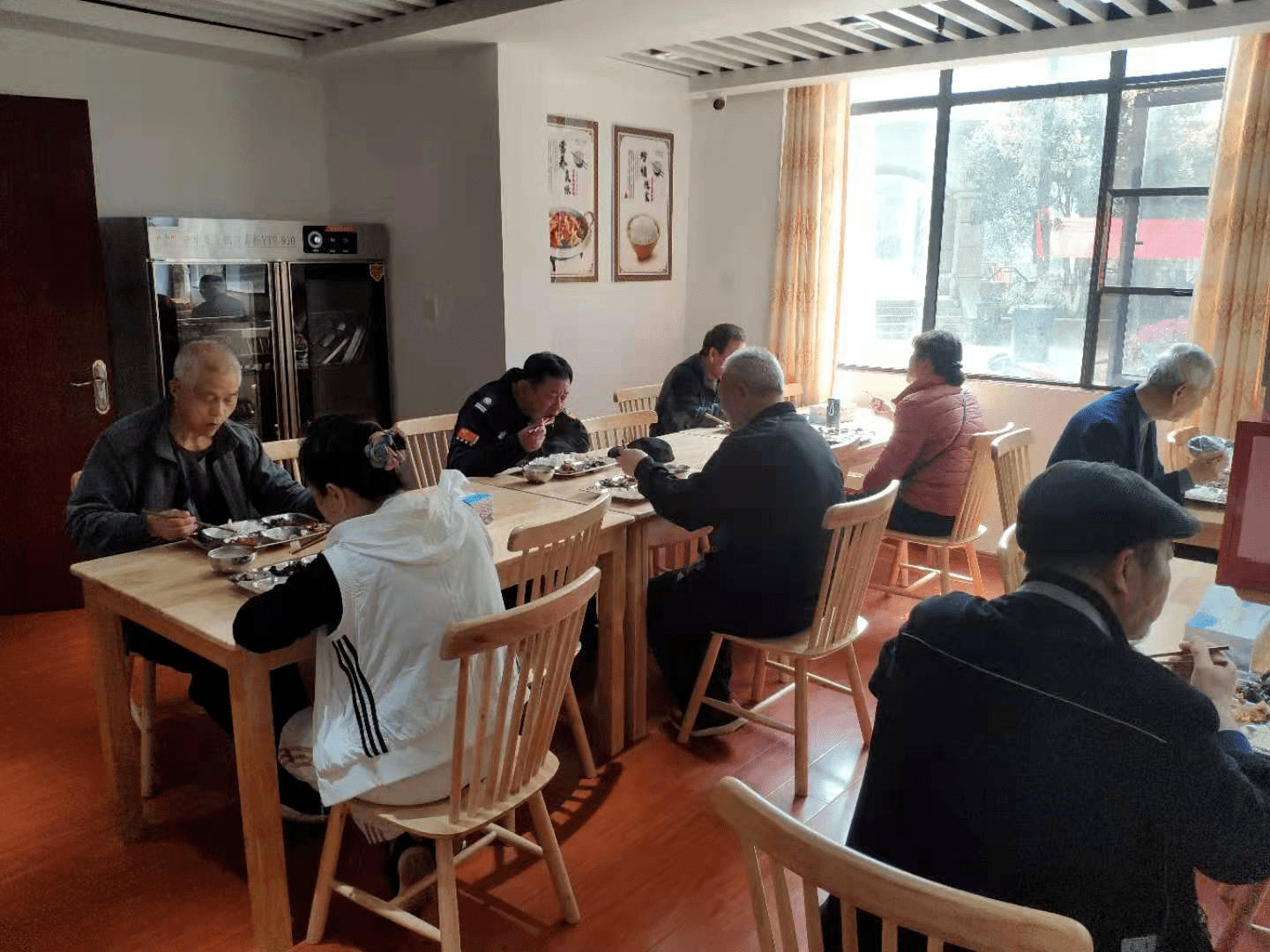 南昌县八月湖街道:象北社区邻里食堂开业