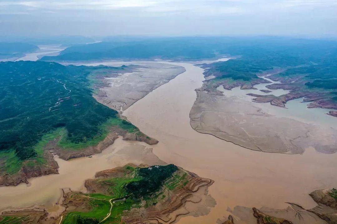 小浪底晒河床露库底黄河故道如此美