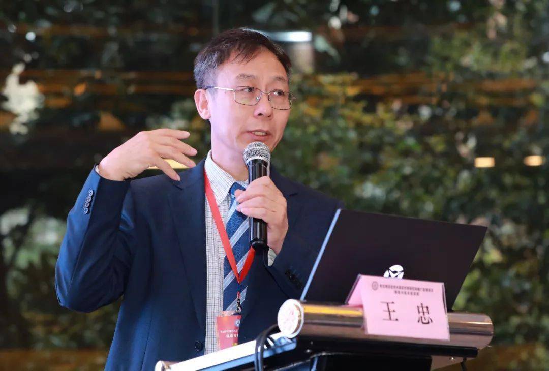 上海交通大学医学院附属第九人民医院泌尿外科王忠教授主持大会开幕式