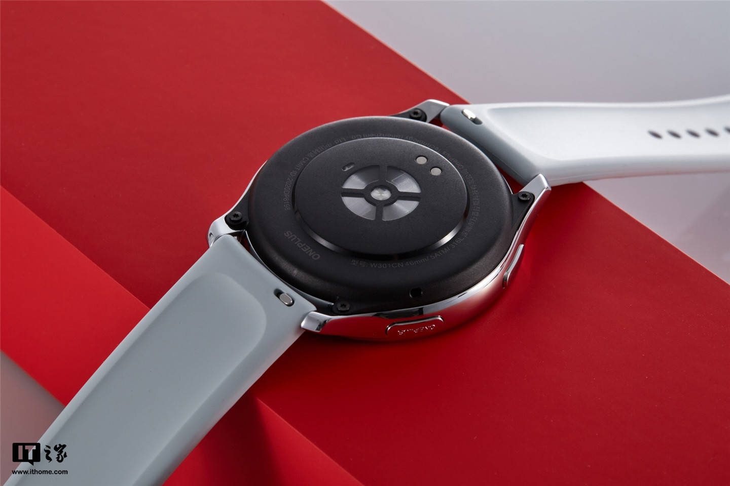 it之家开箱一加首款智能手表onepluswatch开箱图赏
