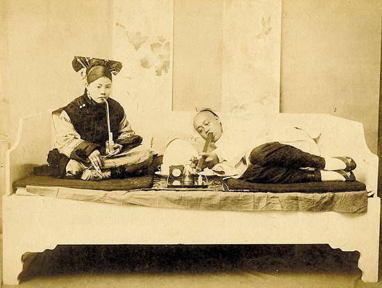 清朝抽大烟,有钱人抽好的,普通人抽差的,家庭被抽的倾家荡产_鸦片