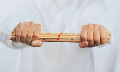 如果你们几个是一条心,团结起来互帮互助,那就会像一把筷子,任何敌人